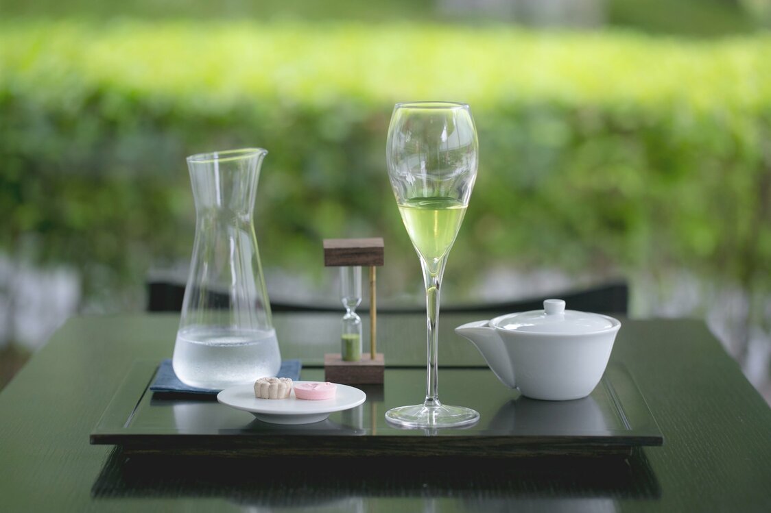 宇治玉露の冷茶。鳳凰の姿と堂内の文様をかたどった2種の干菓子が付く　写真提供：平等院