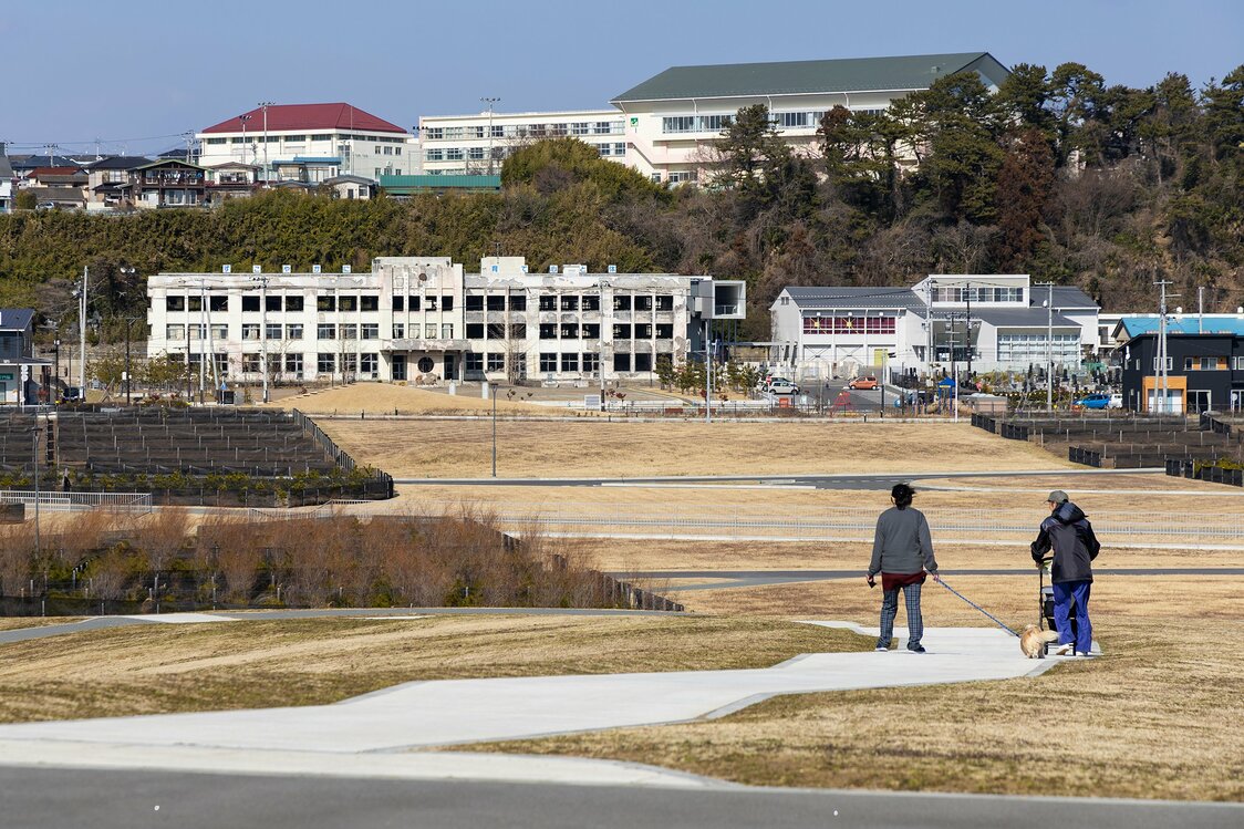 伝承館近くからも、門脇小学校の校舎がよく見える。右に併設されるのが体育館の一部を改装した展示館で、学校の裏は日和山の高台