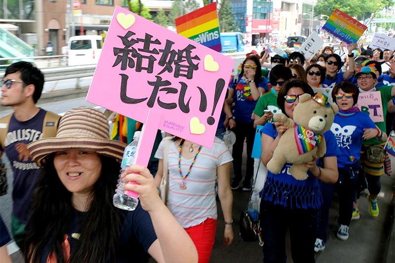 Manifestantes caminan por Shibuya con carteles en los que pone, entre otras cosas, “¡Quiero casarme!”. (Jiji Photo)