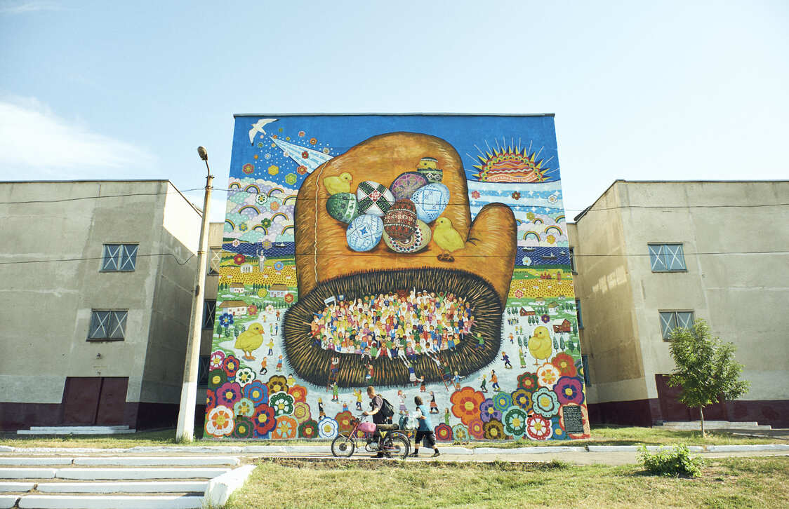 Proyecto de mural en Ucrania (2017). Pintaron un mural con un mensaje de paz en la escuela número 68 de Mariúpol, una ciudad que aún conserva las cicatrices de los tiroteos de revolución ucrania de 2014. (Fotografía: Over the Wall).