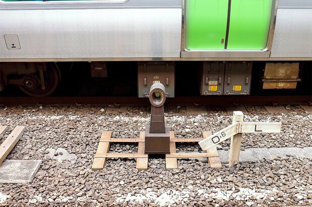 Hoy día el kilómetro 0 de la Yamanote se halla en la estación de Tokio, entre las plataformas 4 y 5, donde ha estado el marcador desde que la estación celebrara su quincuagésimo quinto aniversario, en 1969. (© Pixta)
