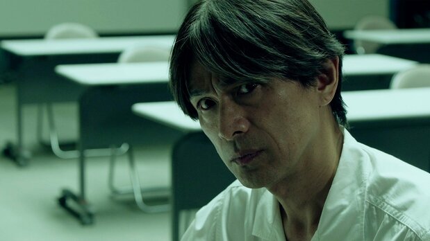 江口洋介演じる刑事・東厳。原作の名は厳良。ドラマ『バッド・キッズ 隠秘之罪』ではなんと少年たちのひとりとして脚色されている ©2024 GOLD BOY