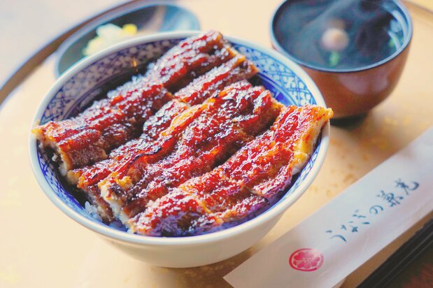 The deluxe eel bowl. The female eels even have a better aroma, apparently. (© Ukita Yasuyuki)