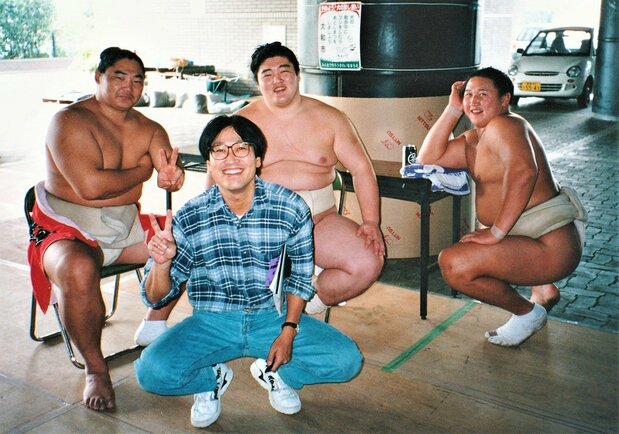 1997年10月に行われた秋巡業大和場所(神奈川県大和市)、休憩中の歓談の一コマ。左から旭鷲山、出島、旭天鵬。手前は筆者 筆者提供