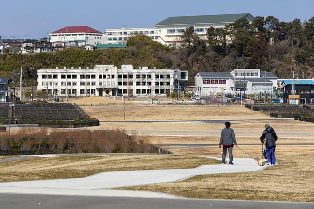 伝承館近くからも、門脇小学校の校舎が良く見える。右に併設されるのが体育館の一部を改装した展示館で、学校の裏は日和山の高台になっている