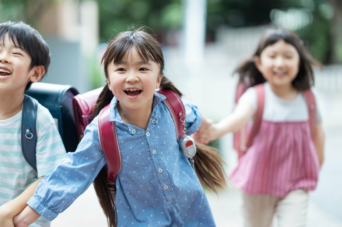 小学生的上学时间也在提前（图片：PIXTA）