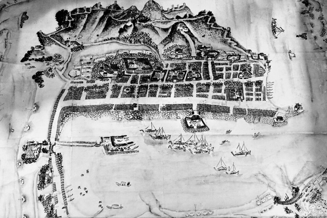 「高田屋旧蔵・箱館絵図」（1830～40年ごろ）。港の左側に出島のように突き出た高田屋の築島が描かれ、舟の修理などが行われていた。函館市中央図書館蔵