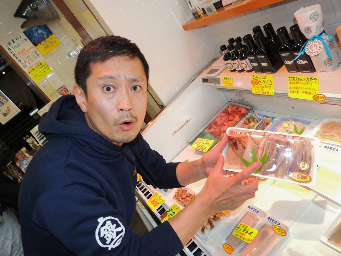 こだわりの品ぞろえで、値段も安い。マグロと並ぶ泉銀名物・クジラにもファンが多い