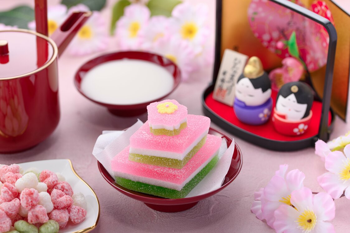 أطباق هيناماتسوري: (أعلى) حساء المحار، على اليسار، مع تشيراشيزوشي؛ (أسفل) باتجاه عقارب الساعة من اليسار، هيناراري، شيروزاكي، وهيشيموتشي. (© بيكستا)