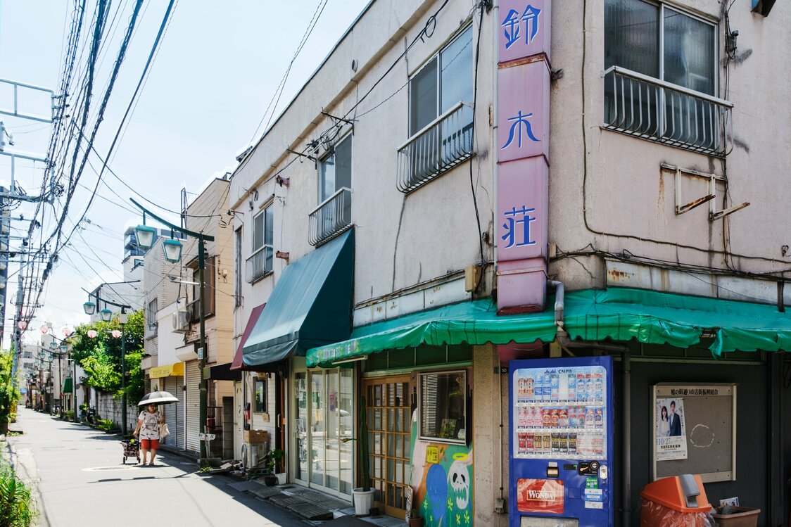 鸽之街道商店街在1945年东京大轰炸中奇迹般地逃过一劫，道路还如同二战前一样狭窄