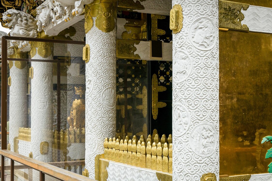 La segunda columna por la derecha es la única cuyos motivos decorativos están a la inversa si los comparamos con los del resto, algo que no es fruto de la casualidad. (Imagen de la redacción de nippon.com)