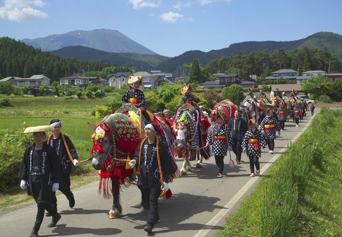 Desfile de unos 100 caballos con sus dueños.