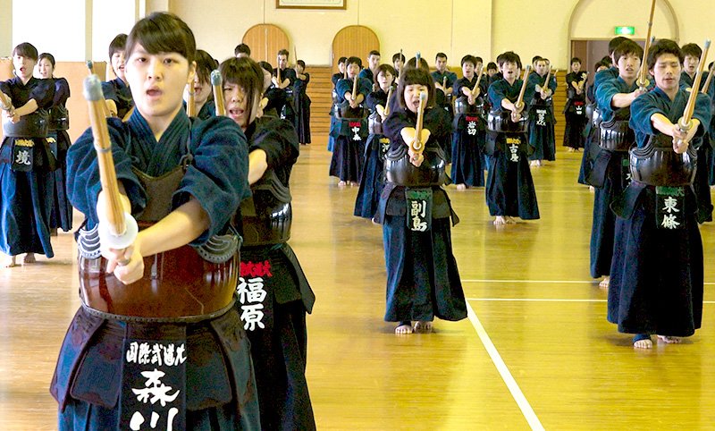 「劍道是通過學習劍法達到修身養性目的的手段」——現代劍道還通過嚴格的訓練，掌握劍法，培養起蘊含於劍道深層的武士精神。