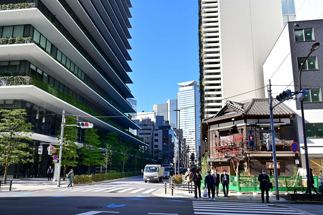 ビル街にポツンと残る蕎麦屋「砂場」の左が、かつて「藪小路」と呼ばれていた道。竹藪があったのは、左端の街路樹あたりだろう