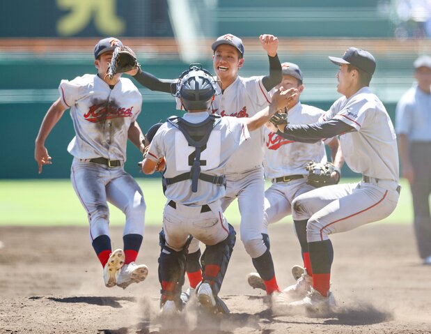 KKS pitcher and Nishimura Ikki, at center, and his teammates celebrate their victory on August 23, 2024. (© Jiji)
