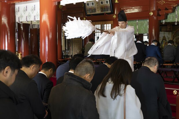 A Shintō priest at Kanda Shrine, which is associated with prosperity in business, blesses worshippers returning to work in the New Year on January 4, 2024. (© Jiji)