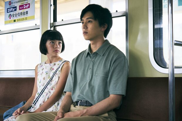 伝言ダイヤルに夢中になったフキは、大学で心理学を専攻しているという薫（坂東龍汰）に出会う　© 2025「RENOIR」製作委員会 / International Partners