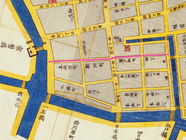 尾張屋版『江戸切絵図』(1850年刊、国会図書館蔵)の「神田浜町日本橋北之図」より、駿河町を中心に北を上にして切り抜いた。ピンク色の線が2005(平成17)年に愛称が付けられた「江戸桜通り」。三井越後屋は北西の本町一丁目で操業し、後に駿河町に移転した