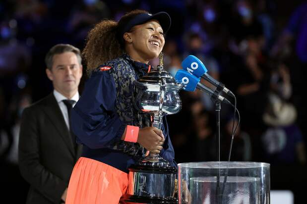 Ōsaka Naomi gives a speech after her Australian Open triumph in Melbourne on February 20, 2021. (© AFP/Jiji)