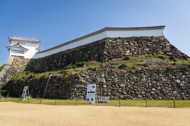 A piled stone wall built by Kuroda Kanbei, a lieutenant of Toyotomi Hideyoshi, prior to the warlord taking up residence at the castle.