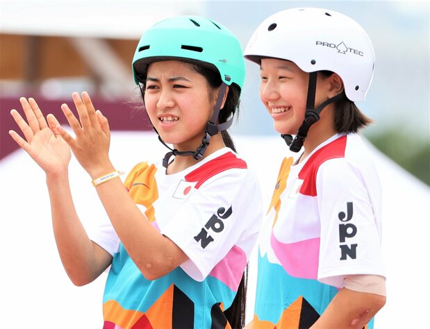 決勝戦の競技の合間に談笑する西矢（右）と中山。会話の中身を「（アニメの）ラスカルの話をしていました」と明かして話題となった（2021年7月26日、東京・有明アーバンスポーツパーク）時事