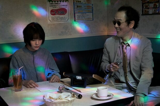 かなえが菅野から紹介された探偵の山崎（リリー・フランキー）は何とも怪しげな人物だった　©豊田徹也／講談社 ©2023「アンダーカレント」製作委員会