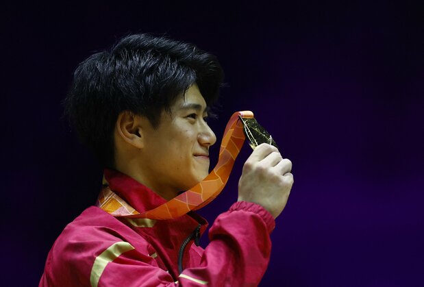 桥本大辉首次在世界锦标赛男子个人全能项目决赛中夺得金牌,2022年11月4日,英国利物浦(路透社)