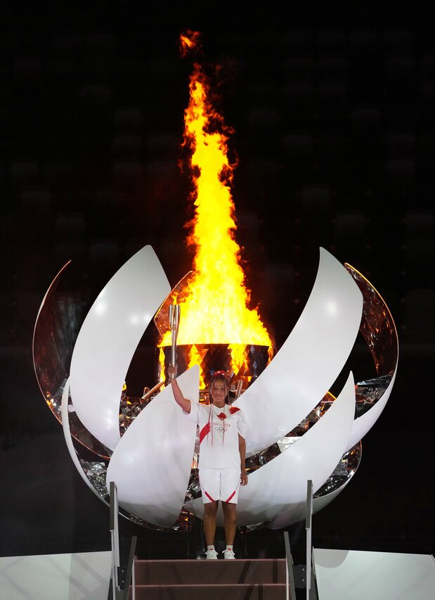 東京五輪の開会式で聖火台に点火した最終聖火ランナーのプロテニス選手の大坂なおみ=2021年7月23日、東京・国立競技場(時事)