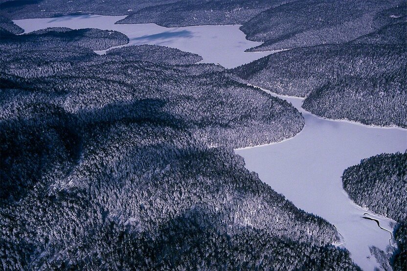 Le lac Penketô (au premier plan) et le lac Panketô (en arrière-plan) sont reliés au lac Akan qui s’écoule dans le fleuve Akan. Dans le passé, Akan était un immense lac de cratère mais des dépôts sédimentaires en ont fait trois lacs.