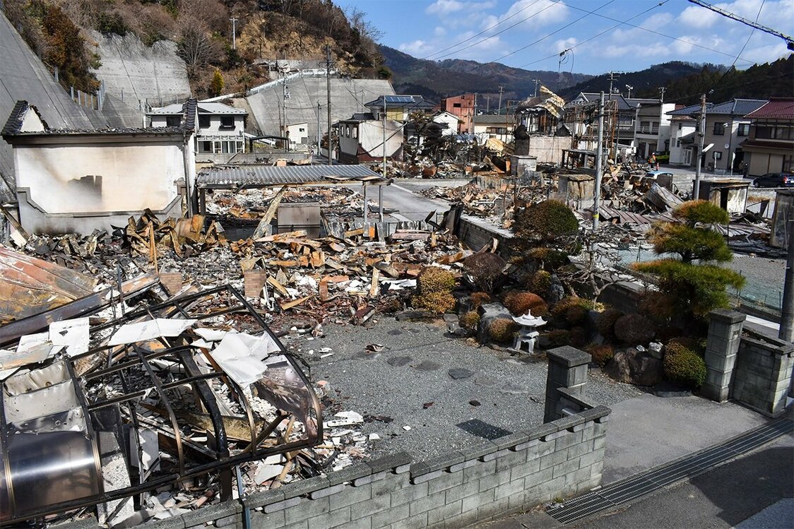 焼けた大船渡市三陸町綾里港地区の住宅地
