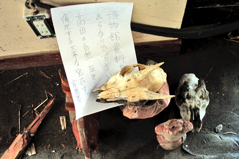 “Please do not take away museum properties. They are important treasures for restoring Takata’s nature, history, and culture. (City Board of Education)” So reads the note. But most of the Board of Education employees died in the disaster; none could have left this message. Regardless of who may have written it in the board’s name, it was profoundly significant. (Photo by Maekawa Saori.)