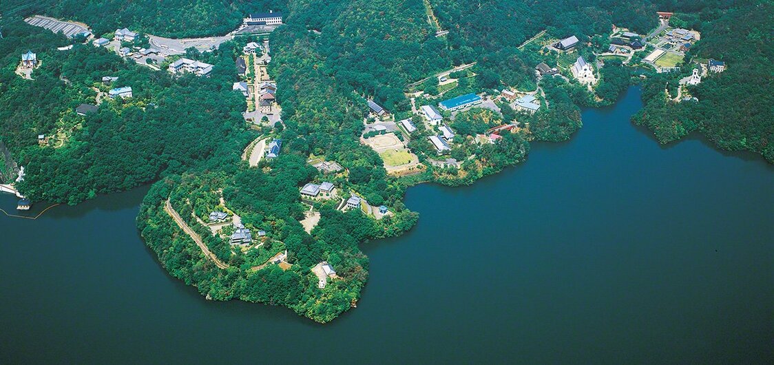 Los edificios de la era Meiji se encuentran repartidos por las 100 hectáreas que ocupa esta pintoresca zona de colinas a orillas del estanque Iruka, en la ciudad de Inuyama (Aichi).