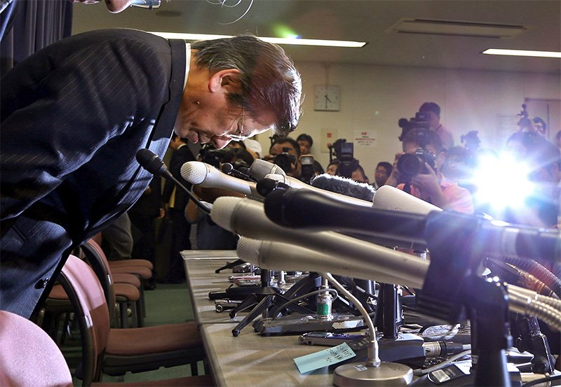 三菱汽车公司总裁相川哲郎在国土交通省召开记者会，就燃效造假问题鞠躬道歉，2016年4月26日于东京霞关（图片提供：时事社）