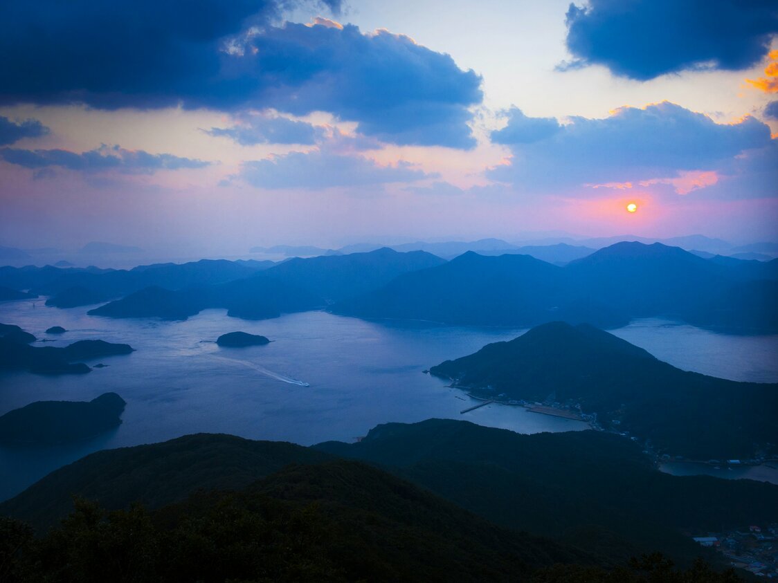 幻想的な色に包まれた日没前の有川湾