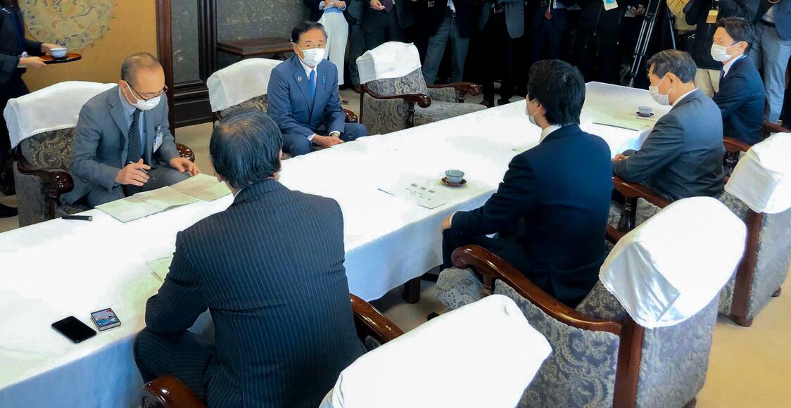 協議する松尾崇・鎌倉市長（手前中央）らと黒岩祐治・県知事