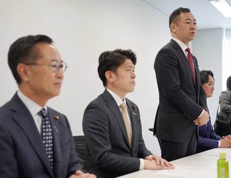 衆院選挙制度の見直しに関する実務者協議に臨む自民党の鈴木馨祐氏（左から３人目）＝２８日午後、国会内