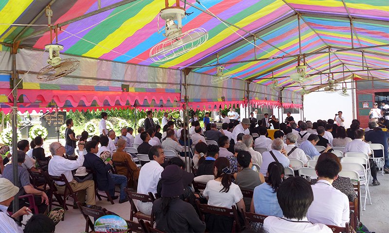 2015年8月2日举行的悼念巴士海峡战殁者慰灵祭典活动。除战殁者家属之外，还可见到许多多桑世代的台湾人和湾生参加此次活动
