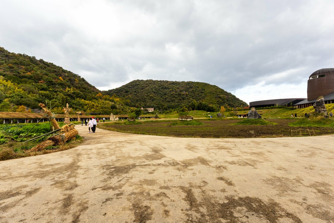 Pathways throughout the grounds seem like tracks on a farm. (© Nippon.com)