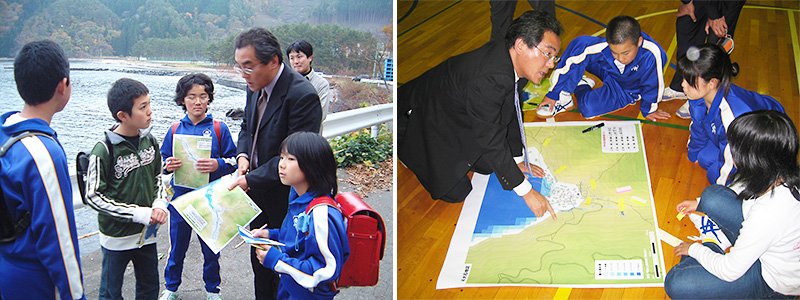 小学生に「防災マップづくり」を指導する片田敏孝教授。街歩きをして、通学路周辺の安全な津波避難場所を確認し、実際に地図上に避難場所を記入していくという活動は大切な防災教育の一環だ（2006年釜石市・唐丹小学校での実施光景）