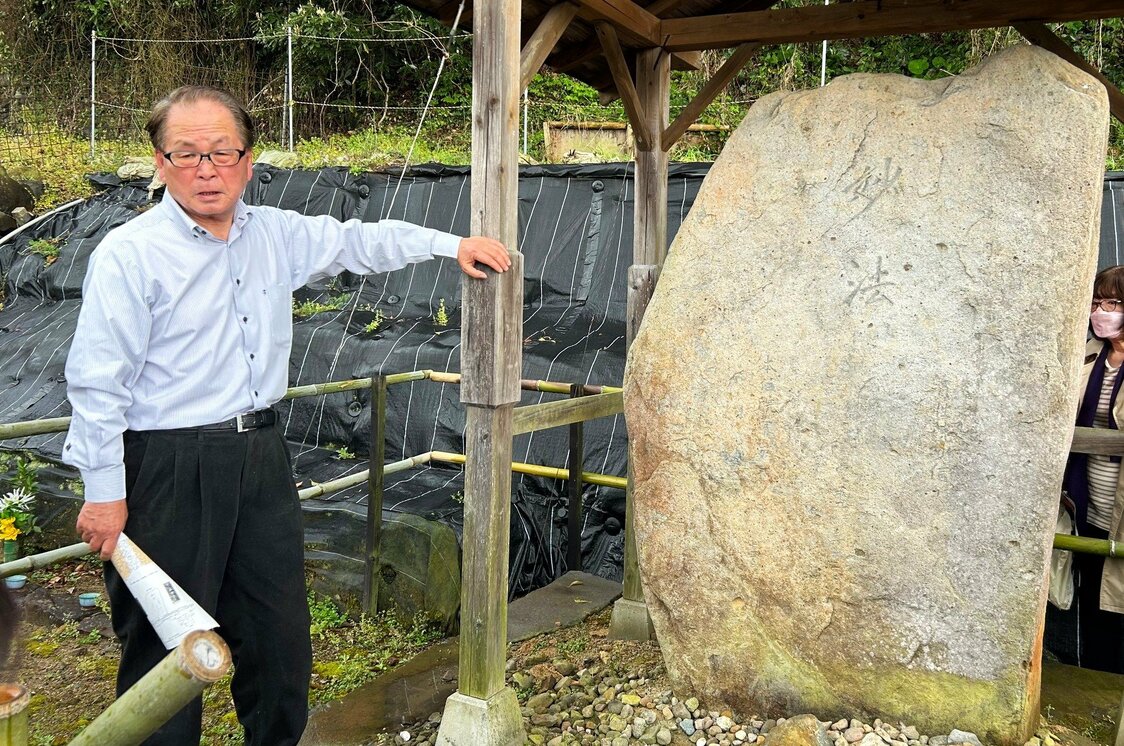 Ōishi Kazuhisa nació en Hirado (prefectura de Nagasaki) en 1952. Tras especializarse en historia de Oriente en la Universidad de Yamaguchi, se dedicó a la docencia en institutos públicos de bachillerato, tras lo cual trabajó en la Sección de Promoción Cultural del Gobierno prefectural de Nagasaki, así como en el Museo de la Historia y la Cultura de dicha prefectura. Fue también director del Departamento de Investigaciones del Museo Cristiano de la iglesia de Ōura. (Fotografía: Amano Hisaki)