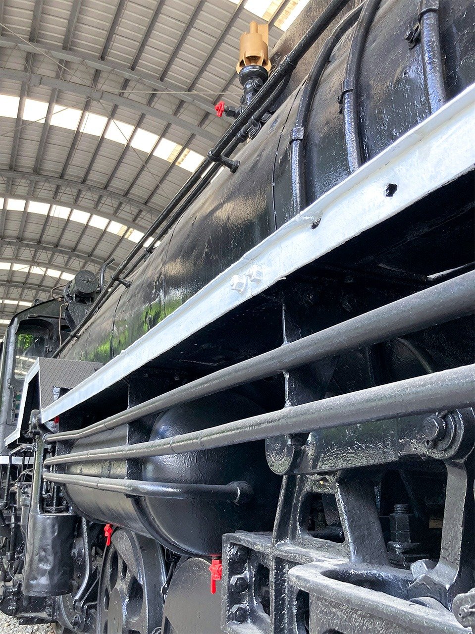 D51型蒸汽機關車的彈痕。體育公園（筆者拍攝）