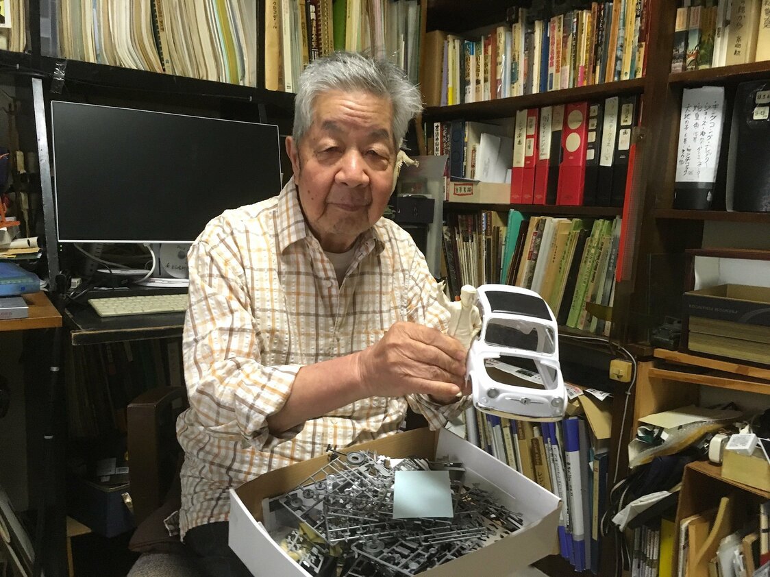 正在组装《鲁邦三世》的爱车菲亚特500（原本也是大塚的爱车，所以才有出镜机会）塑料模型的大塚康生。（图片：2018年9月，叶精二）