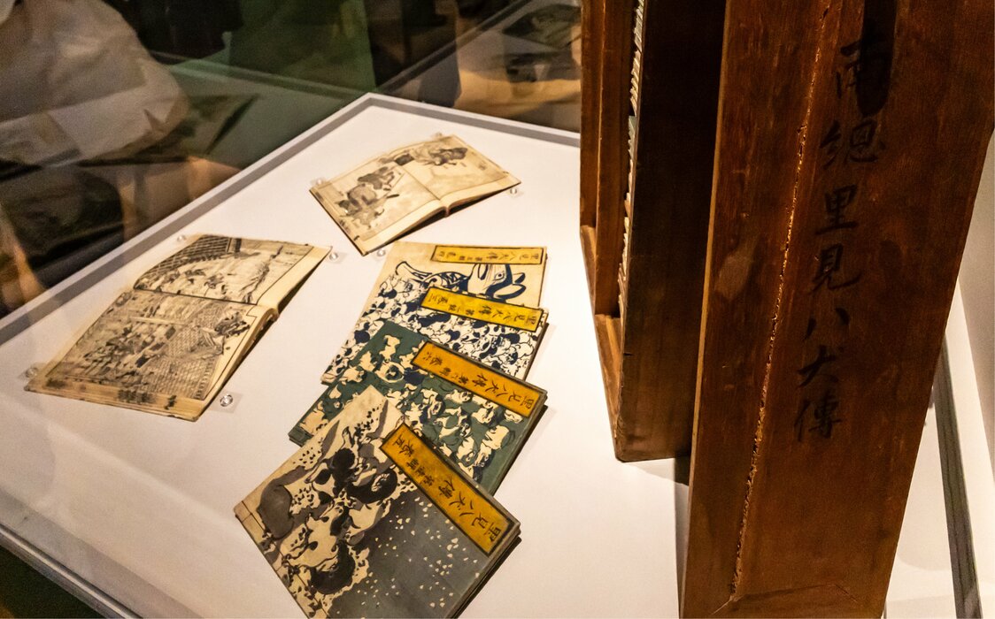 江戶後期出版的暢銷書《南總里見八犬傳》。