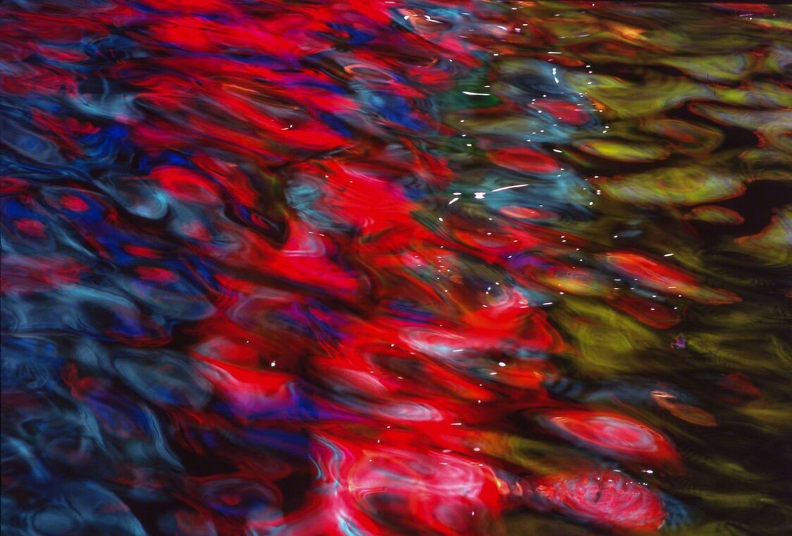 Neon light glints on the Dōtonbori canal in the heart of downtown Osaka. In the words of the Heart Sutra: “Form is emptiness and emptiness is form.” (© Ōnishi Naruaki)
