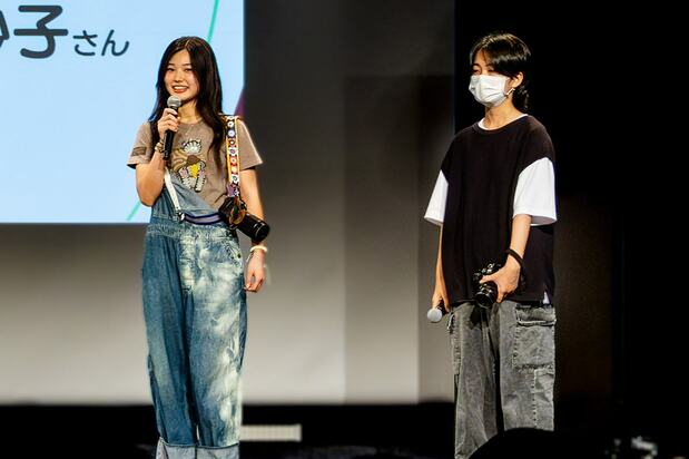 Photography demonstration by students Ōsato (left) and Honma. (© Fujiwara Tomoyuki)