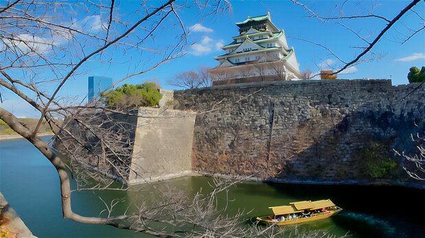 环绕大阪城堡的高石墙由德川幕府所建。用时约20分钟的乘游览船绕护城河观光也很受欢迎