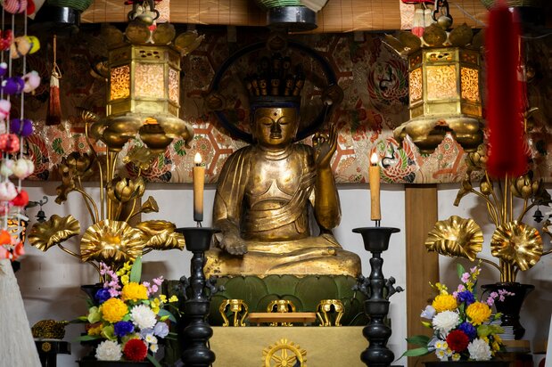 The 11-faced Kannon statue enshrined in the Kannon-dō hall, dating back to the Heian period (794–1185), is a vestige of the site’s syncretic history. (© Nippon.com)