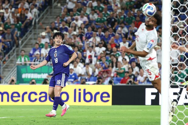 1次リーグ・チュニジア-日本。後半、チーム4点目のゴールを決める上田綺世選手(左)=20日、メキシコ・モンテレイ(時事)