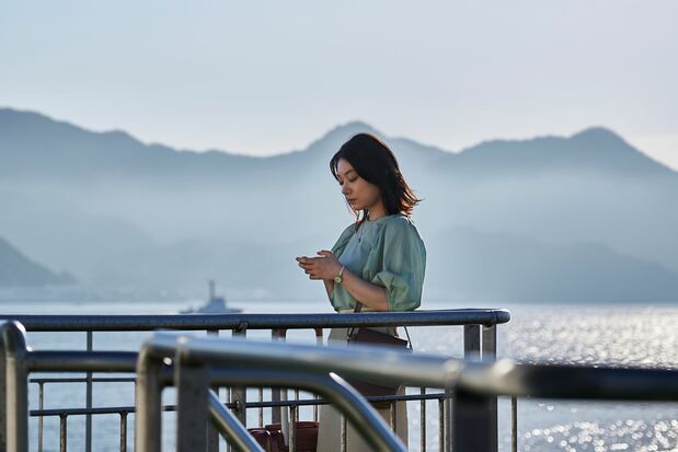 疎遠になっていた父を訪ね、初めて島にやってきた凛子(三浦透子)©buzzCrow Inc.