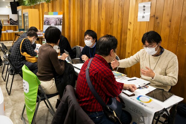 個別相談には自治体職員も参加し、事細かな相談にも丁寧に対応していた